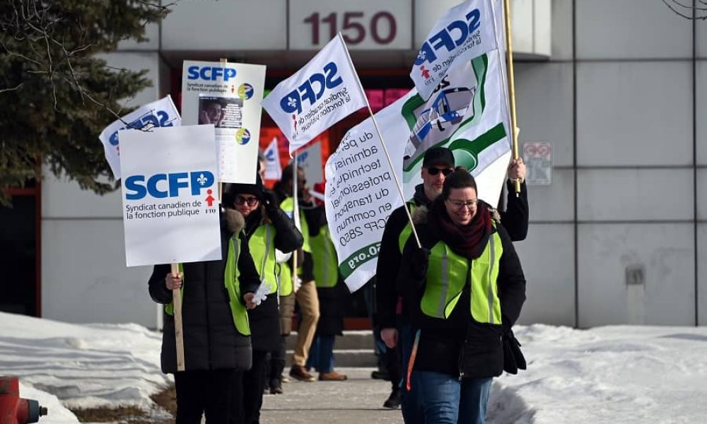 Manifestants devant un édifice