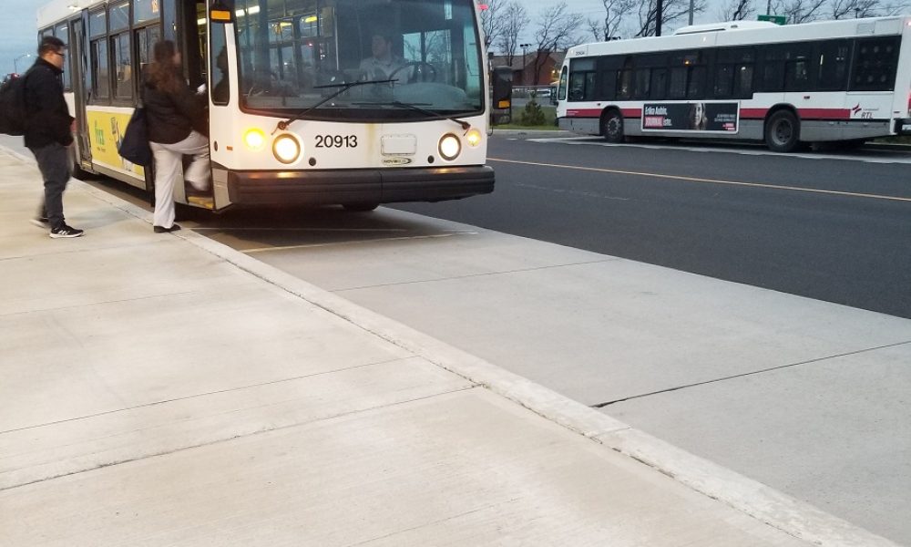 Passager monte dans l'autobus