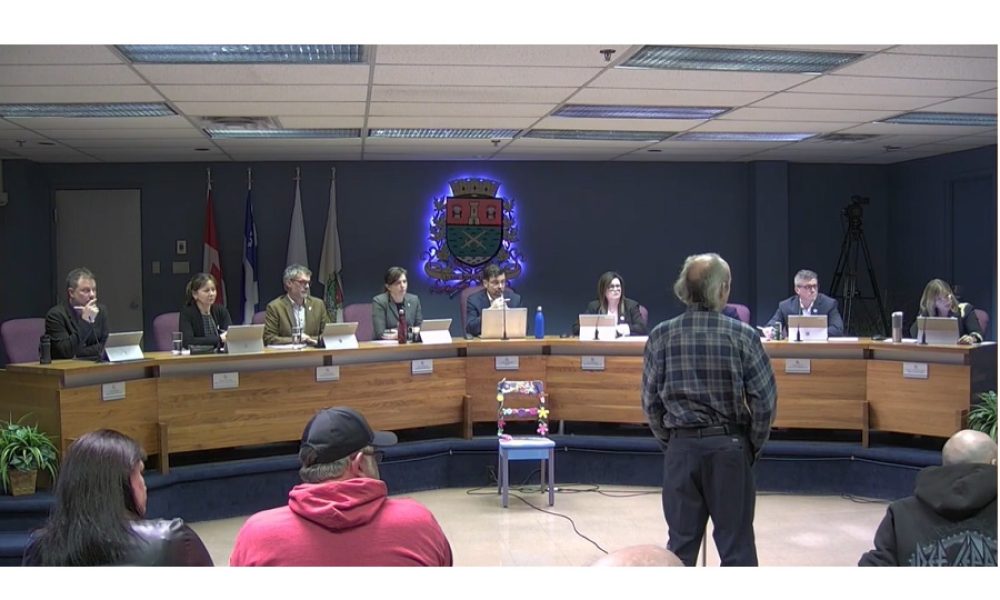 Jean-François Pouliot a plaidé sa cause devant le conseil de ville mardi soir. Photo : Capture d’écran