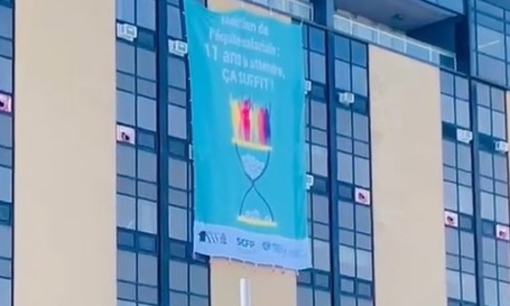 La CSN déploie une bannière devant l’Hôpital Charles-Lemoyne