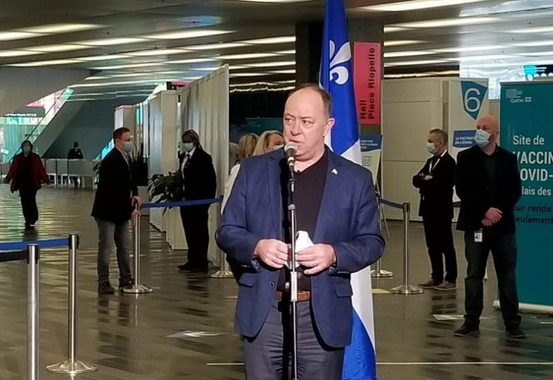 Le ministre de la Santé et député de La Prairie, Christian Dubé, en mêlée de presse au Palais des congrès de Montréal après avoir reçu son vaccin. (Photo: Simon Deschamps / FM 103,3)