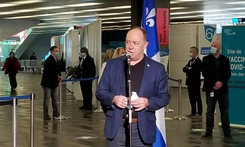 Le ministre de la Santé et député de La Prairie, Christian Dubé, en mêlée de presse au Palais des congrès de Montréal après avoir reçu son vaccin. (Photo: Simon Deschamps / FM 103,3)