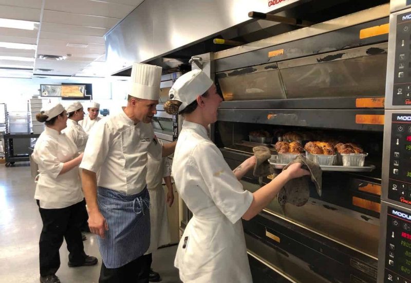 Les élèves du programme de Boulangerie sont heureux d'utiliser les équipements de leurs tout nouveaux locaux. (Groupe CNW/École hôtelière de la Montérégie (EHM))