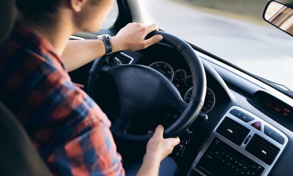 Jeune conducteur au volant