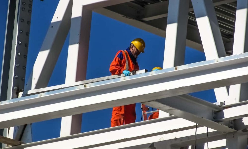 Afin de souligner le parcours exceptionnel de l'athlète Beloeillois Charles Jourdain, et ainsi lui rendre hommage, les membres du conseil municipal l'ont invité à signer le livre d'or de la Ville lors de la séance du conseil municipal du 28 janvier 2019. Monsieur Jourdain a remporté nul autre que le titre de champion de TKO MMA* des 145 livres le 7 décembre dernier, au Centre Bell, contre Alex Morgan, et ce, dès le premier round. Avec à son actif une fiche chez les professionnels de 8 victoires et une seule défaite, Charles a remporté tous ses combats avant la limite et sa seule défaite, il l'a perdu lors d'un combat par décision des juges au terme de cinq rounds. Depuis son deuxième combat chez les professionnels, Charles Jourdain combat pour l'organisation québécoise TKO MMA*, qui a été un tremplin pour plusieurs athlètes vers l'UFC, la plus grande organisation d'arts mixtes au monde, dont pour Georges Saint-Pierre et Patrick Côté. Bravo Charles et longue vie à votre carrière!! * Technical Knockout Mondial Martial Arts