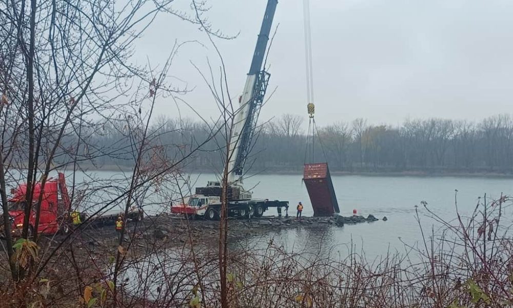 Un conteneur rempli d'ours en peluche récupéré dans le Saint-Laurent