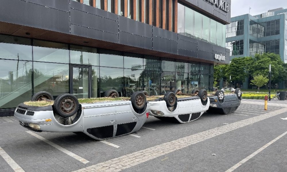 Les œuvres sont présentées de la mi-mai à la mi-septembre devant la place Charles-Lemoyne.  Photo: Jérémy L'Allier
