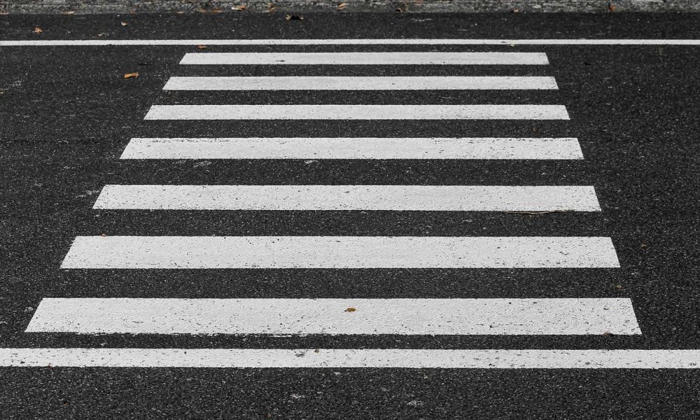 crosswalk-3712127_1920