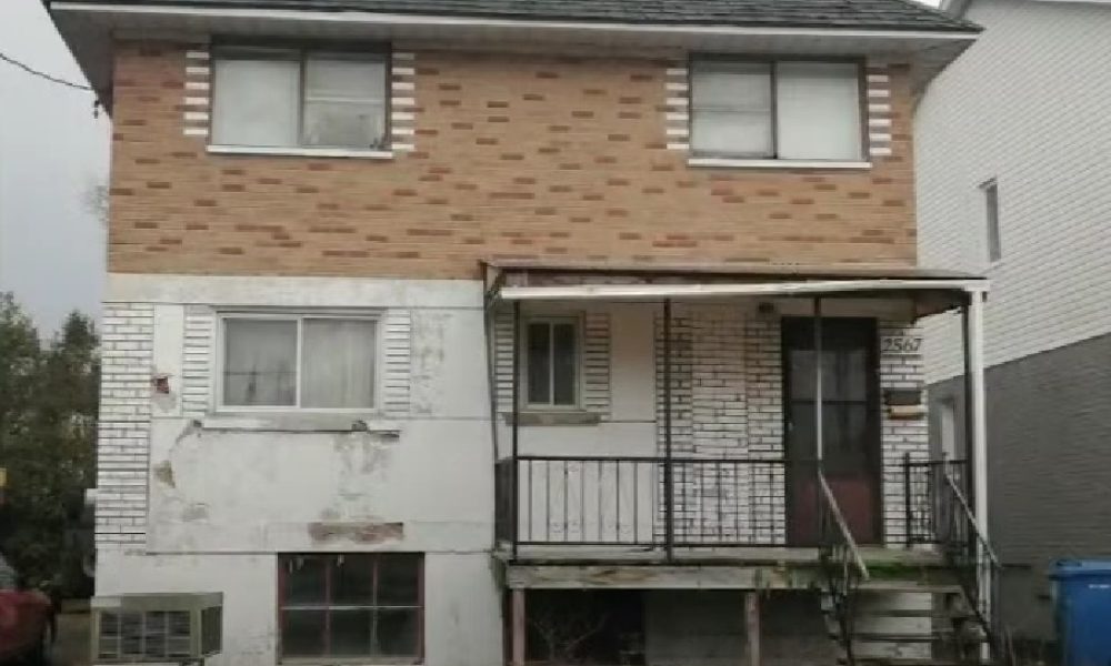 Maison à étages abandonnée