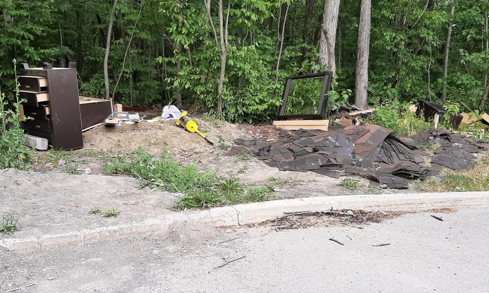 Un dépotoir sauvage choque le conseiller longueuillois Jacques E. Poitras