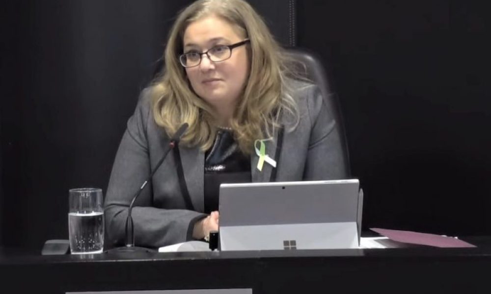 La mairesse sortante, Doreen Assaad, au conseil municipal.