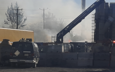 Environ 70 pompiers combattent actuellement un incendie dans un bâtiment de titanium au 5335, rue Ramsey dans l'arrondissement Saint-Hubert à Longueuil.