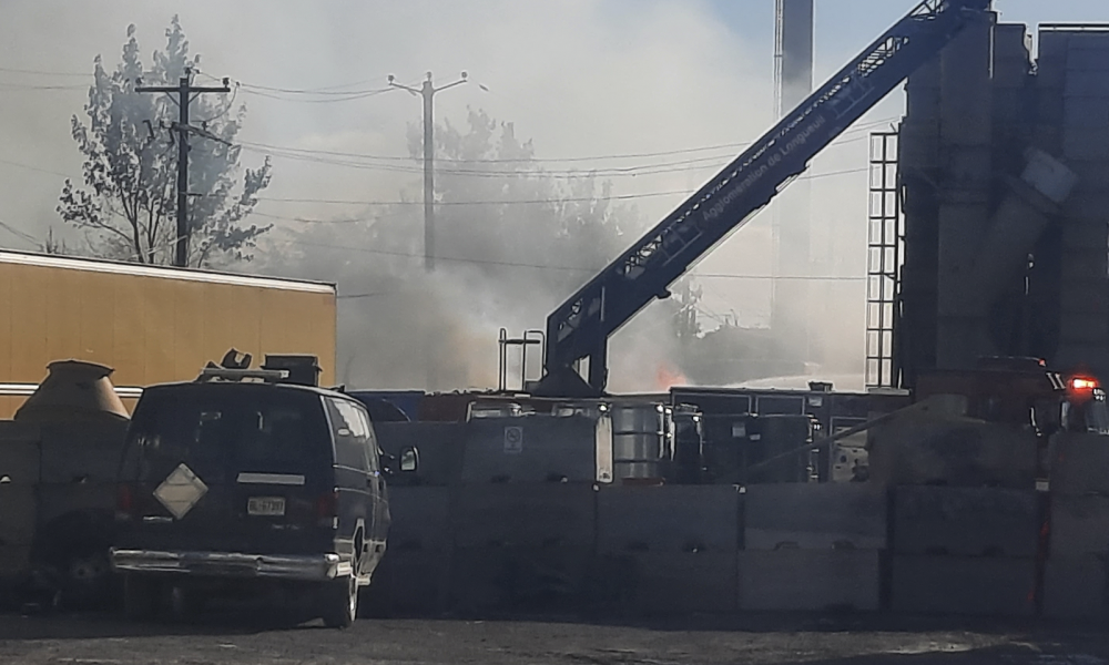Environ 70 pompiers combattent actuellement un incendie dans un bâtiment de titanium au 5335, rue Ramsey dans l'arrondissement Saint-Hubert à Longueuil.