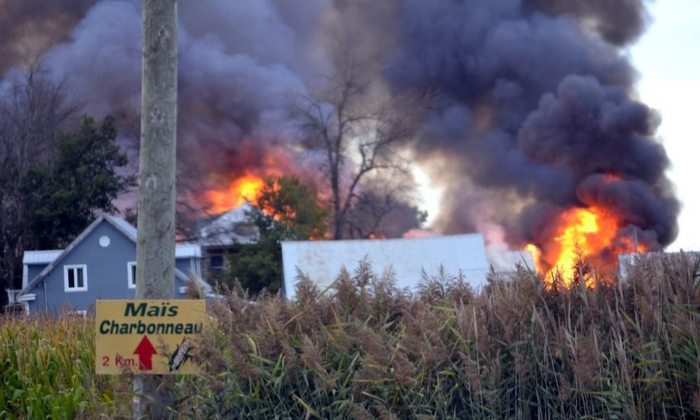 Intervention pour sauver une ferme des flammes à Longueuil