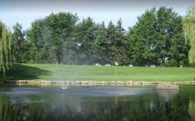 terrain de golf de Candiac. Une fontaine et un lac bordent un green.
