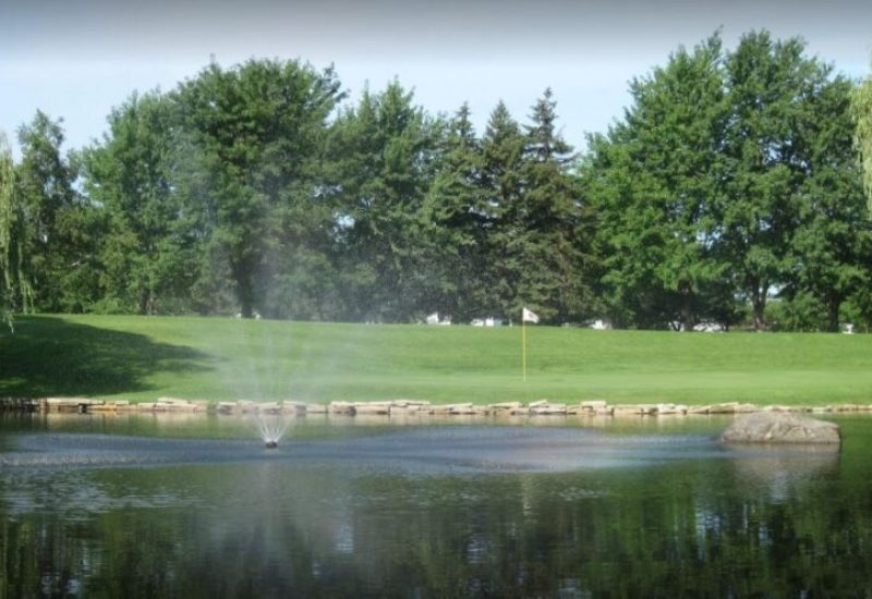 terrain de golf de Candiac. Une fontaine et un lac bordent un green.