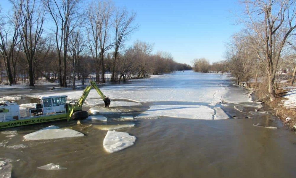 Carignan casse la glace sur la rivière l’Acadie