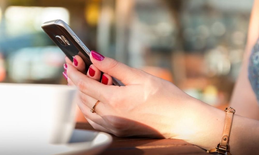 Femme avec téléphone