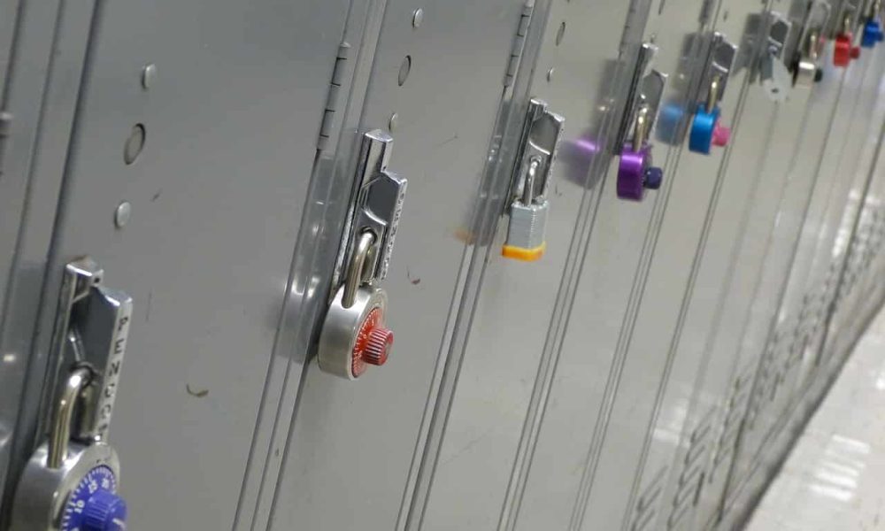 Avec les vestiaires universels, les utilisateurs, hommes ou femmes, utilisent le même local pour se changer. Photo: Pixabay