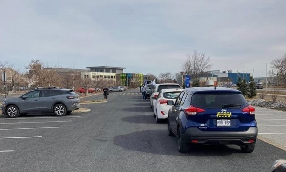 Manifestation des cols blancs dans les rues de Longueuil