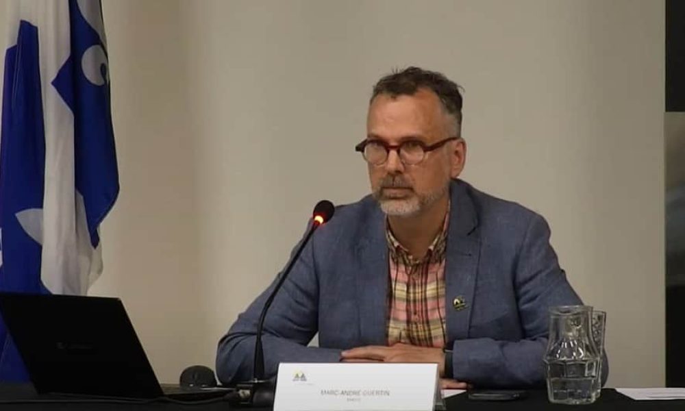 Photo : capture d'écran de la retransmission en ligne du conseil de ville de Mont-Saint-Hilaire, du mois d'août 2023.