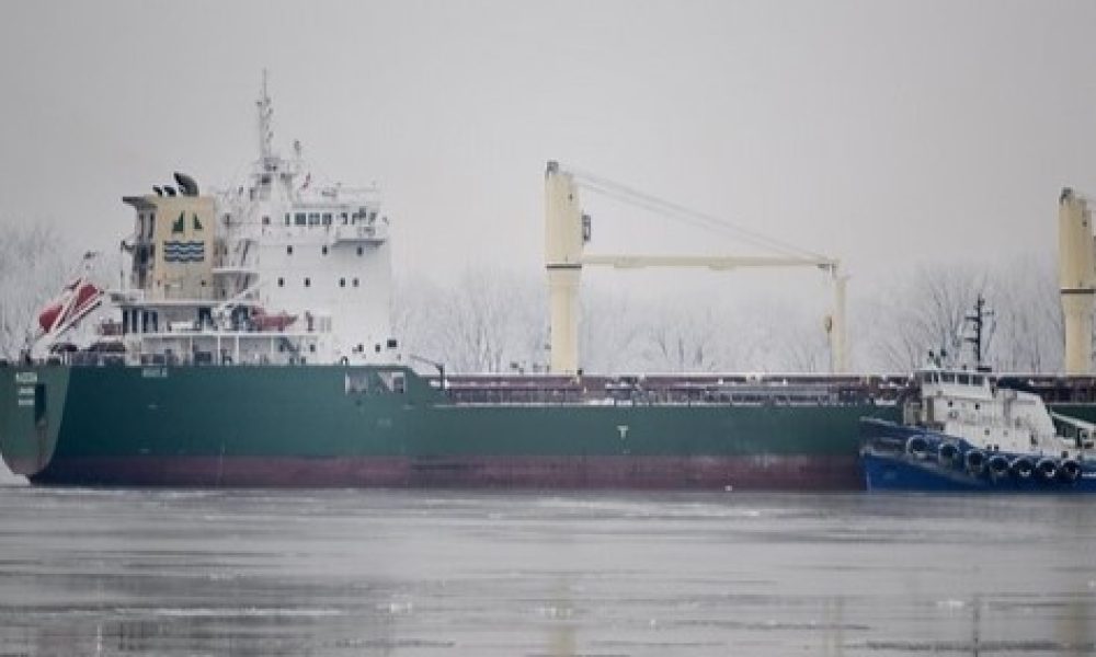 Le navire pris dans le Saint-Laurent est déchargé