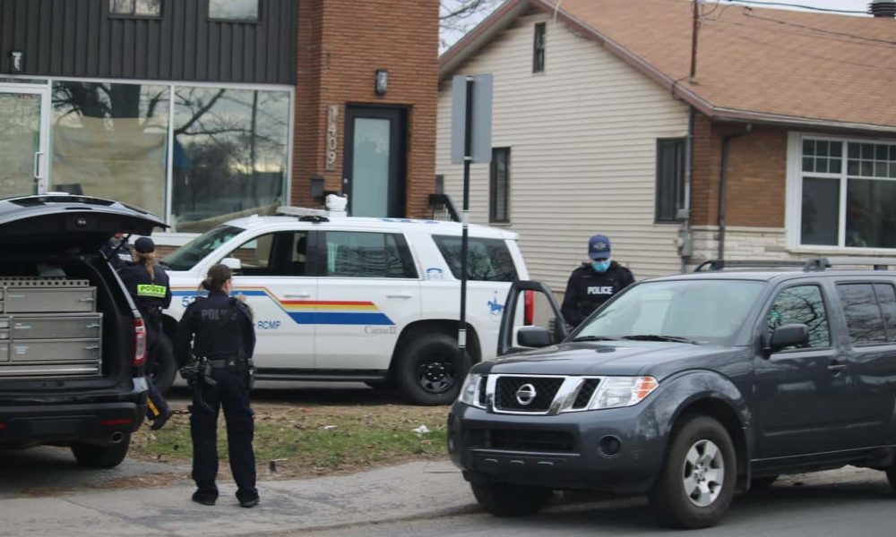 Deux individus font face à la justice pour contrebande de produits pharmaceutiques.