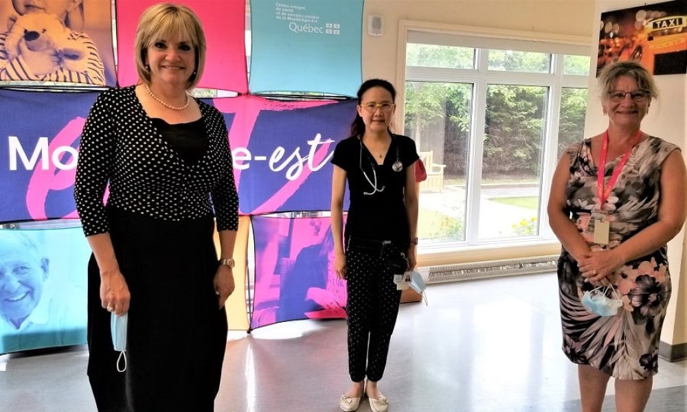 La directrice générale du CISSS Montérégie-Est Louise Potvin, Dre Mailan Pham et la directrice de soutien à domicile des personnes âgées Sandrine Billeau. Photo: Katina Diep