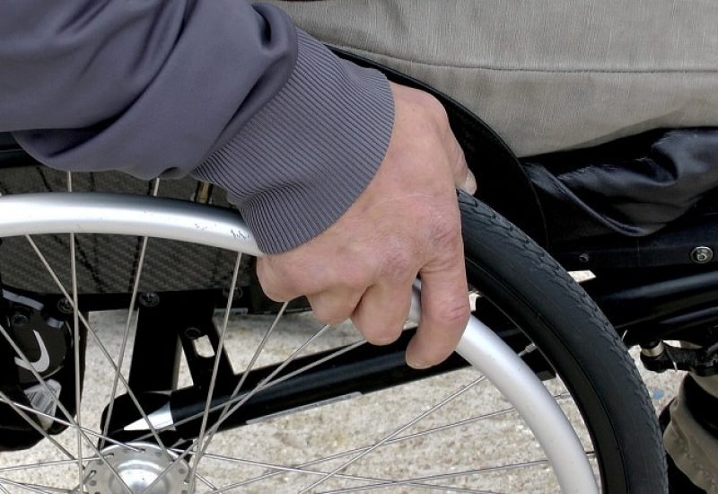 Un citoyen porte plainte pour les gens à mobilité réduite
