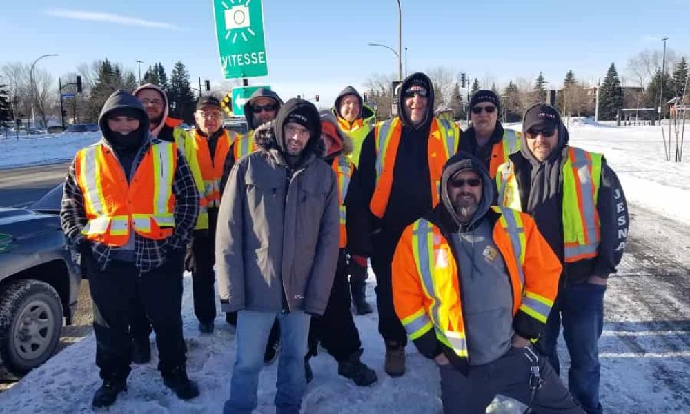 Une dizaine de travailleurs étaient rassemblés devant le palais de justice de Longueuil mercredi matin. Photo : Katina Diep