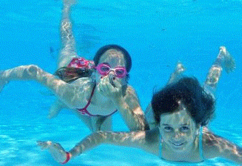 Enfants sous l'eau dans une piscine