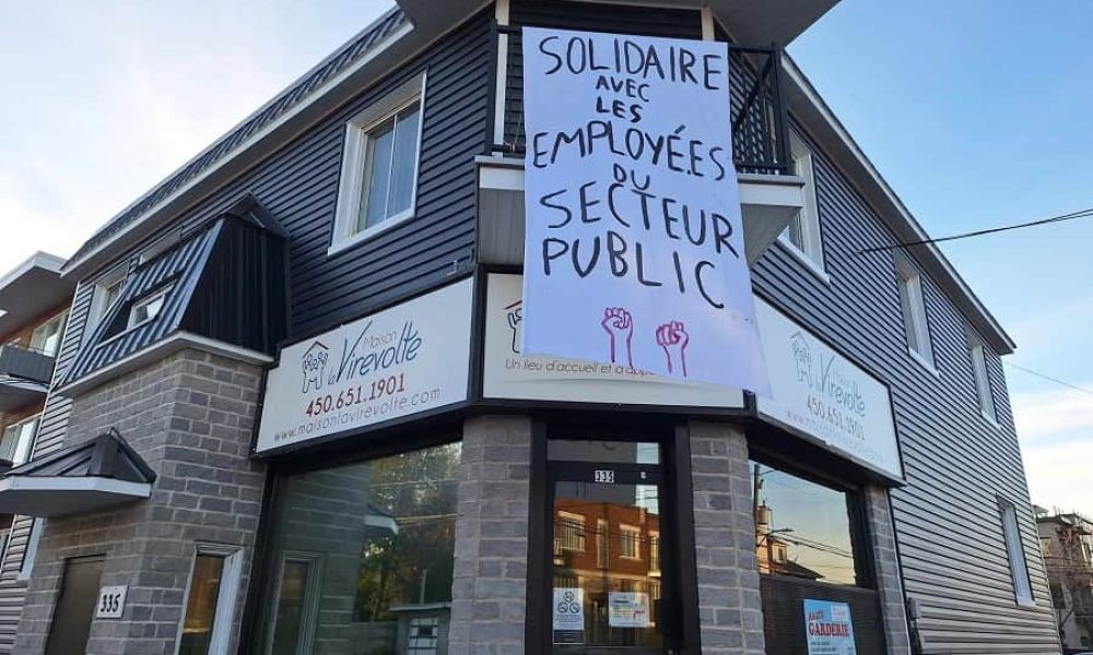 La Maison La Virevolte a accroché une bannière de soutien au Front commun sur la façade de son édifice. Photo: Courtoisie