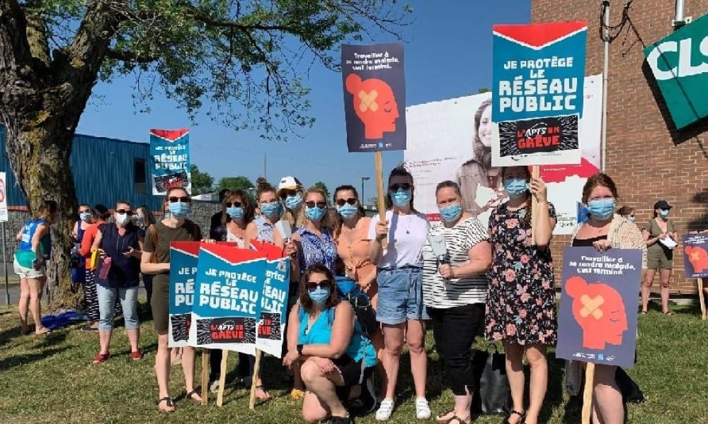 Des employés en santé avec des pancartes durant de grève