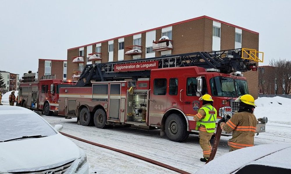 Pompiers autour d'un camion de pompiers