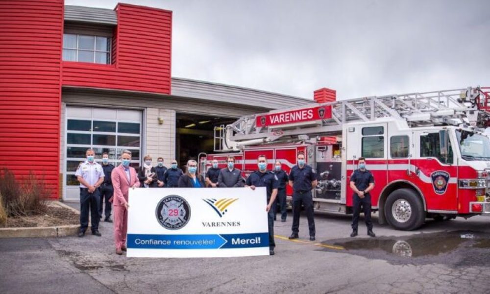 Un camion incendie et des pompiers devant la caserne à Varennes