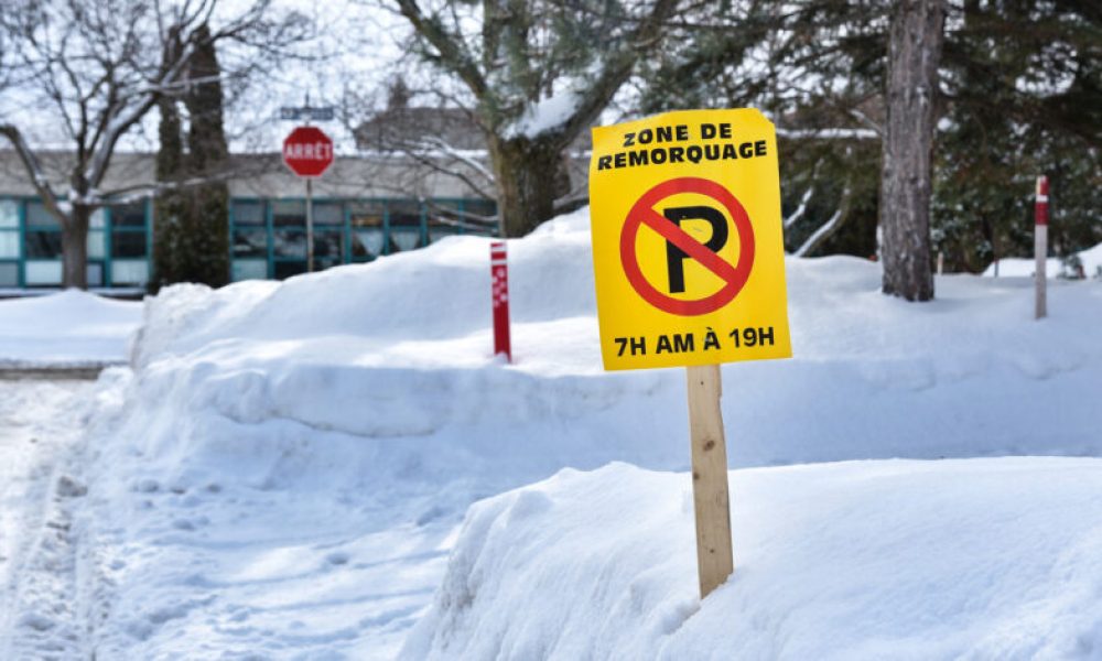 Des affichettes jaunes seront placées dans les rues visées pour le déneigement. Photo: Facebook de la Ville de Saint-Lambert