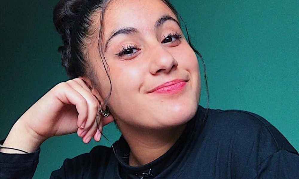 Sabrina Ilmi posée devant un fond vert