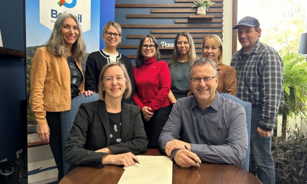 Assis : Daniel Marineau, président de l’Association des cadres de la Ville de Beloeil et Nadine Viau, mairesse. Debout : les membres du comité de négociation (Martine Vallières, Cathy Goyette, Ève Martin, Marie-Josée Piédade, Annie Benoit et Marc Hallée). Photo : Courtoisie