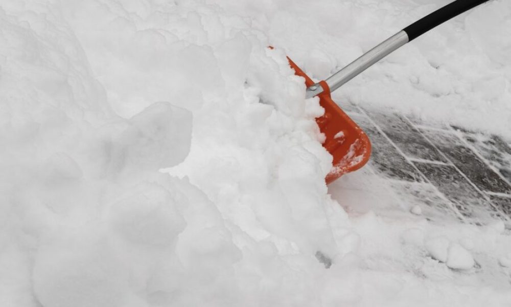 Une brigade composée de bénévoles interviendrait après chaque tempête de neige pour entretenir les entrées de cour ou pour les déglacer lors de pluies verglaçantes. Photo: Pixabay