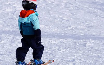 un enfant sur des skis