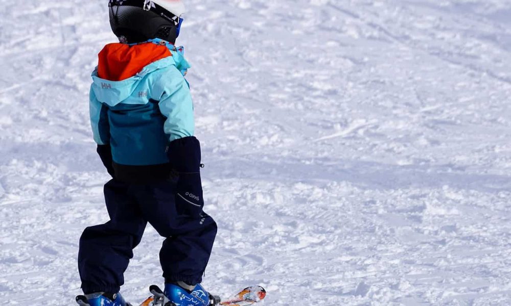 un enfant sur des skis
