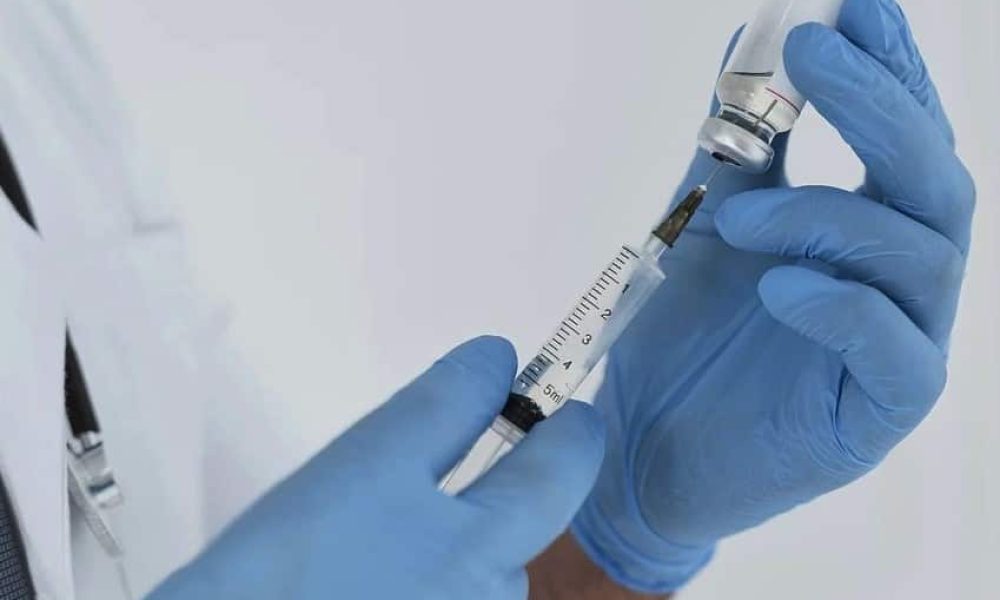 Le vaccin contre la COVID-19 est maintenant offert aux groupes prioritaires.