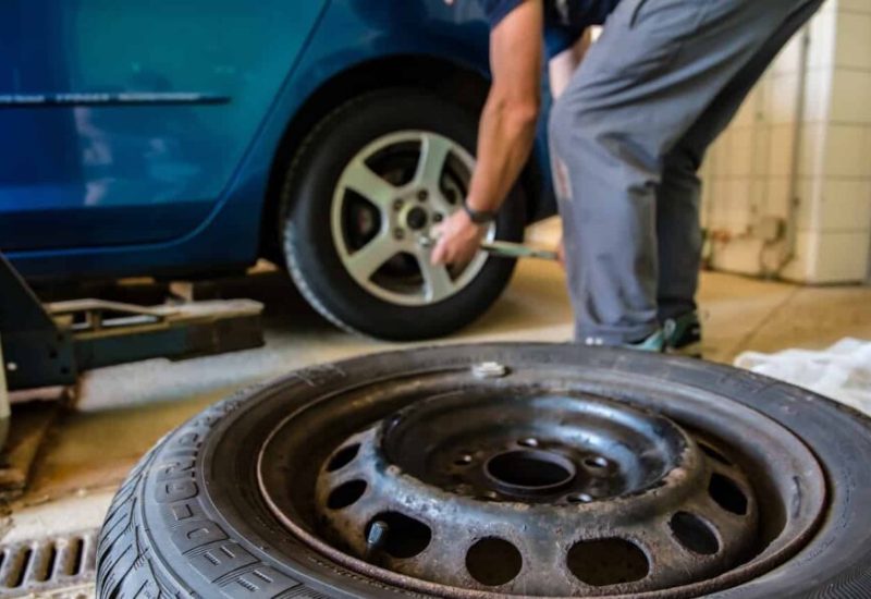 Des experts suggèrent d’attendre encore un peu avant de faire le changement de pneus. Photo: Pixabay